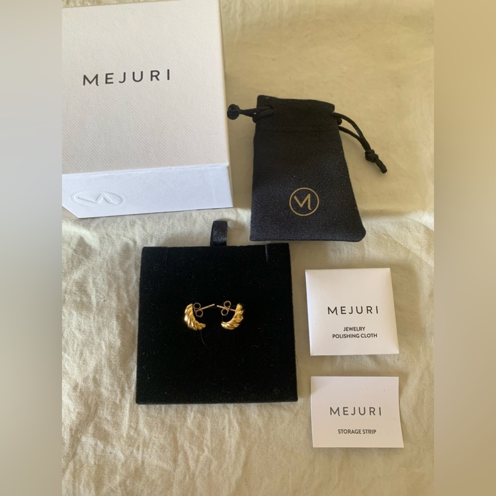 Mejuri gold crossaint huggies
